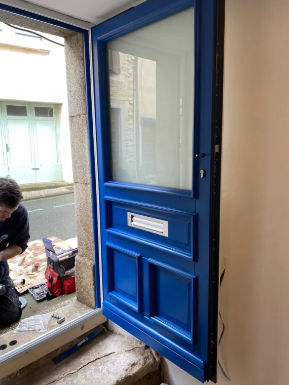 Votre Menuisier a posé une Porte d’entrée en bois dans la Montagne Noire, Castelnaudary, Cybèle Menuiseries