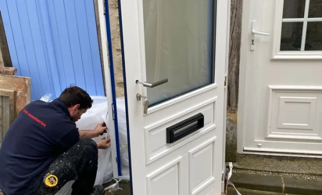 Votre Menuisier a posé une Porte d’entrée en bois dans la Montagne Noire, Castelnaudary, Cybèle Menuiseries