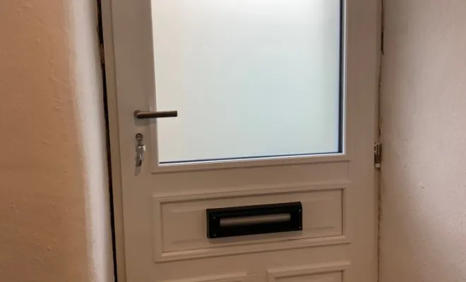 Votre Menuisier a posé une Porte d’entrée en bois dans la Montagne Noire, Castelnaudary, Cybèle Menuiseries